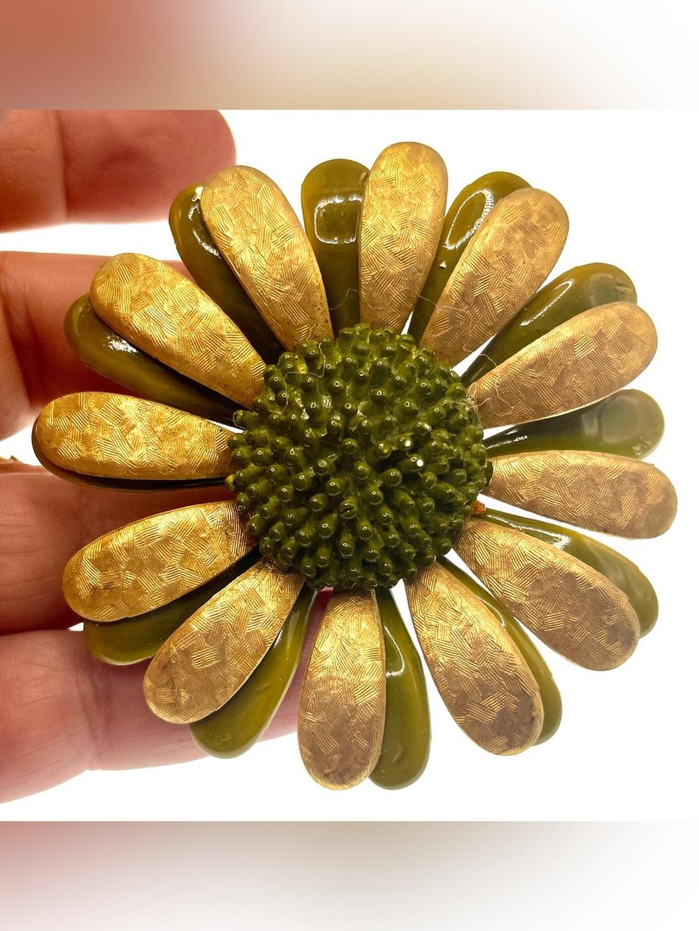 Vintage Green Enamel Flower Brooch Textured Gold Tone Daisy Floral Pin - Picture 4 of 6